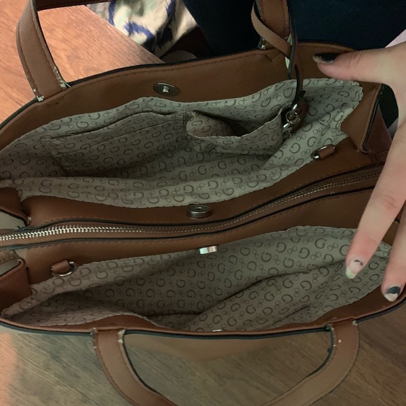 GUESS purse - Picture 4 of 6